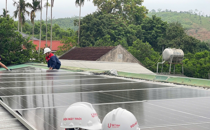 Gi&aacute; tấm pin năng lượng v&agrave; pin lưu trữ tăng giữa cơn sốt lắp điện mặt trời 2026 - Ảnh 2.