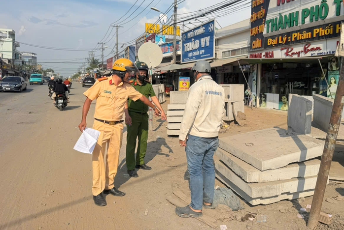 Ban giao th&ocirc;ng TPHCM bị phạt v&igrave; đất đ&aacute; g&acirc;y cản trở giao th&ocirc;ng - Ảnh 1.