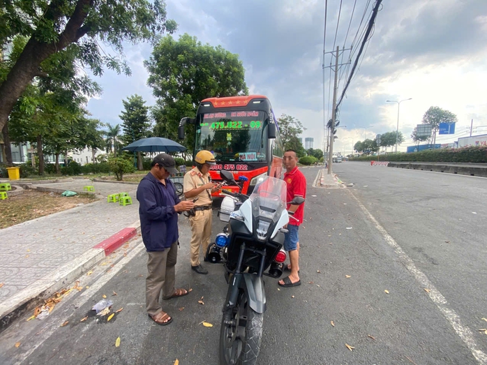 CSGT TPHCM xử phạt vi phạm giao th&ocirc;ng trong cao điểm 45 ng&agrave;y - Ảnh 1.