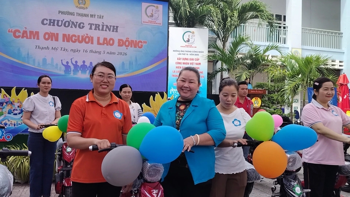Người lao động cảm động khi được trao tặng sổ tiết kiệm, xe đạp điện&hellip; - Ảnh 2.