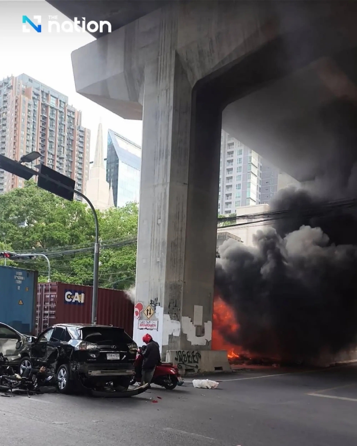Bangkok: &Iacute;t nhất 8 người chết do t&agrave;u h&agrave;ng t&ocirc;ng xe bu&yacute;t - Ảnh 1.