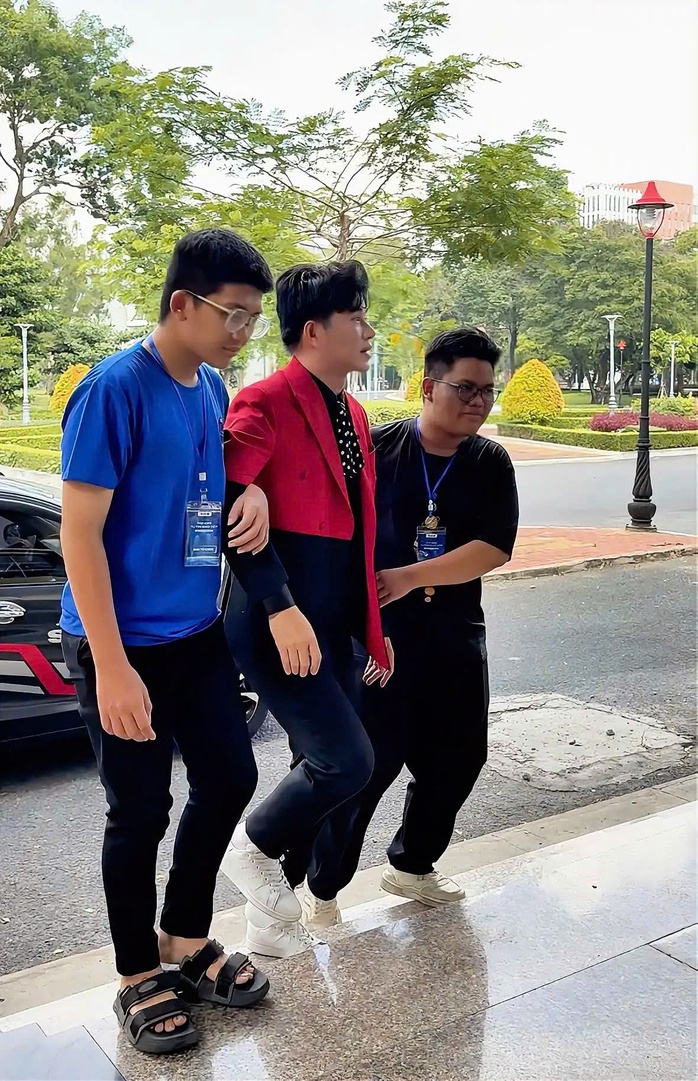 MC Vũ Mạnh Cường, vừa rời b&agrave;n mổ đ&atilde; đến lớp  - Ảnh 2.