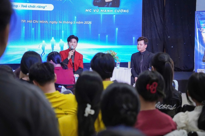 MC Vũ Mạnh Cường, vừa rời b&agrave;n mổ đ&atilde; đến lớp  - Ảnh 1.