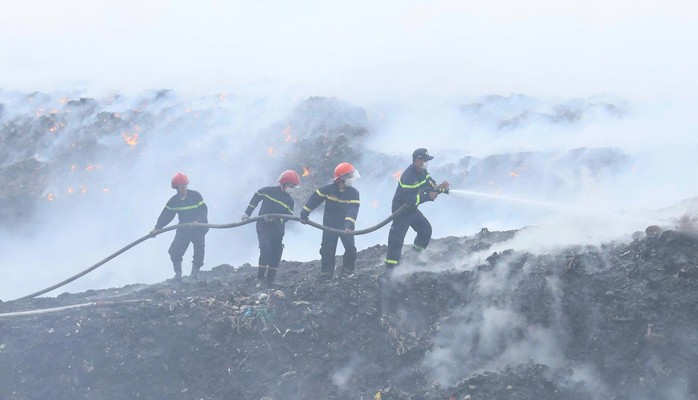 Khống chế đ&aacute;m ch&aacute;y b&atilde;i r&aacute;c Nghĩa Kỳ tại Quảng Ng&atilde;i sau gần 2 ng&agrave;y - Ảnh 2.
