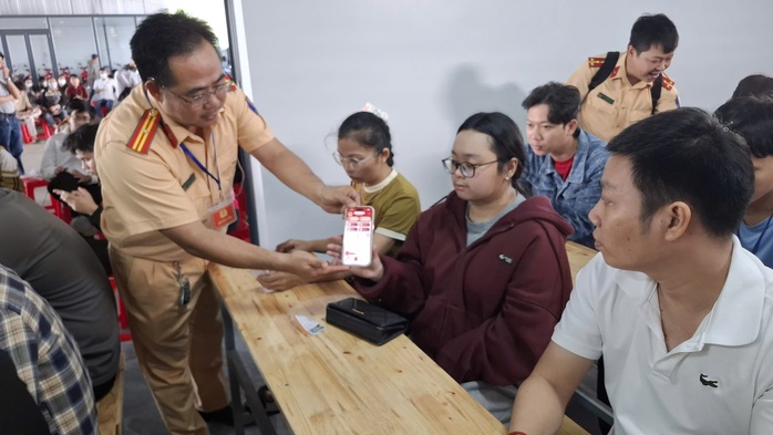 CH&Iacute;NH QUYỀN SỐ CHẠM TỚI L&Ograve;NG D&Acirc;N (*): AI "v&agrave;o cuộc" c&ugrave;ng CSGT - Ảnh 1.