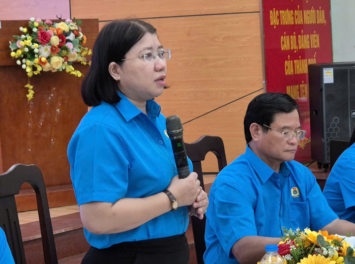 Gặp gỡ l&atilde;nh đạo phường, người lao động phản &aacute;nh gặp kh&oacute; khi đăng k&yacute; tạm tr&uacute; - Ảnh 5.