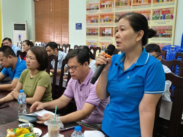 Gặp gỡ l&atilde;nh đạo phường, người lao động phản &aacute;nh gặp kh&oacute; khi đăng k&yacute; tạm tr&uacute; - Ảnh 2.