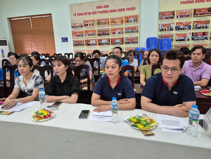 Gặp gỡ l&atilde;nh đạo phường, người lao động phản &aacute;nh gặp kh&oacute; khi đăng k&yacute; tạm tr&uacute; - Ảnh 3.