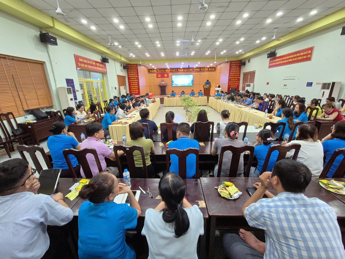 Gặp gỡ l&atilde;nh đạo phường, người lao động phản &aacute;nh gặp kh&oacute; khi đăng k&yacute; tạm tr&uacute; - Ảnh 1.
