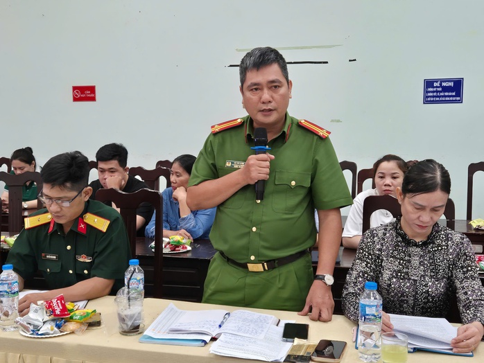 Gặp gỡ l&atilde;nh đạo phường, người lao động phản &aacute;nh gặp kh&oacute; khi đăng k&yacute; tạm tr&uacute; - Ảnh 4.