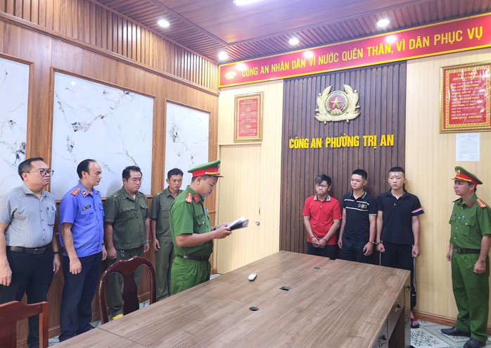 Khởi tố vụ án 4 đối tượng dùng bom xăng tấn công nhà dân ở Đồng Nai - Ảnh 1.