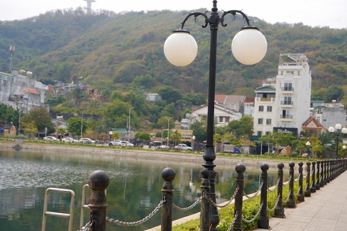 Sau mưa lớn, ph&aacute;t hiện người đ&agrave;n &ocirc;ng tử vong dưới ch&acirc;n cột đ&egrave;n - Ảnh 2.