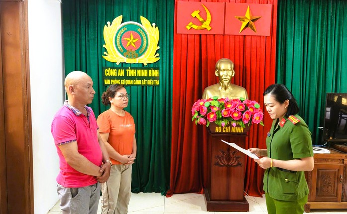 Bắt cặp vợ chồng đưa hối lộ cho c&aacute;n bộ x&atilde; - Ảnh 1.