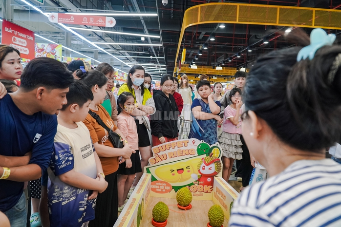 VIDEO: Người d&acirc;n TPHCM đổ x&ocirc; trải nghiệm buffet sầu ri&ecirc;ng cuối tuần - Ảnh 1.