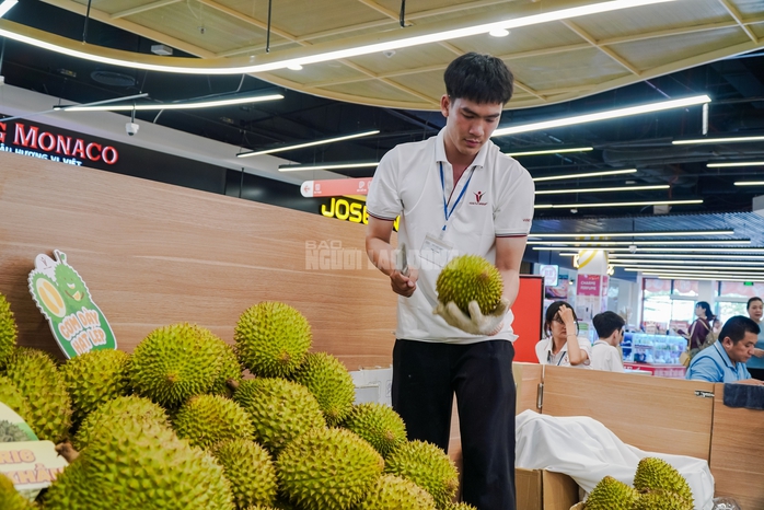 VIDEO: Người d&acirc;n TPHCM đổ x&ocirc; trải nghiệm buffet sầu ri&ecirc;ng cuối tuần - Ảnh 3.