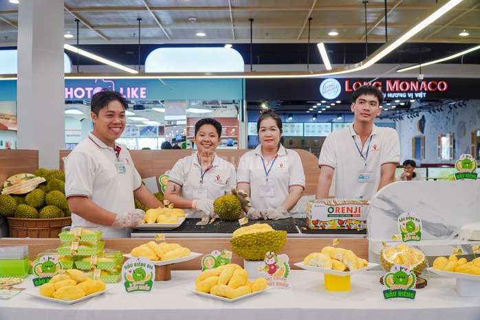 VIDEO: Người d&acirc;n TPHCM đổ x&ocirc; trải nghiệm buffet sầu ri&ecirc;ng cuối tuần - Ảnh 4.