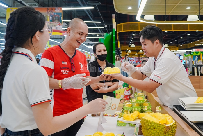 VIDEO: Người d&acirc;n TPHCM đổ x&ocirc; trải nghiệm buffet sầu ri&ecirc;ng cuối tuần - Ảnh 5.