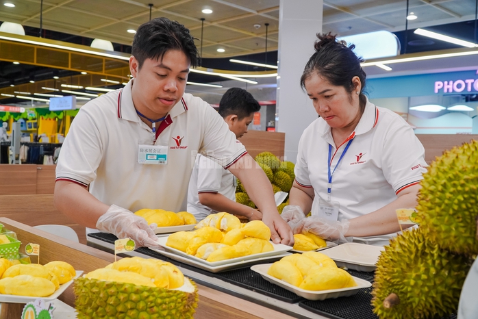VIDEO: Người d&acirc;n TPHCM đổ x&ocirc; trải nghiệm buffet sầu ri&ecirc;ng cuối tuần - Ảnh 8.