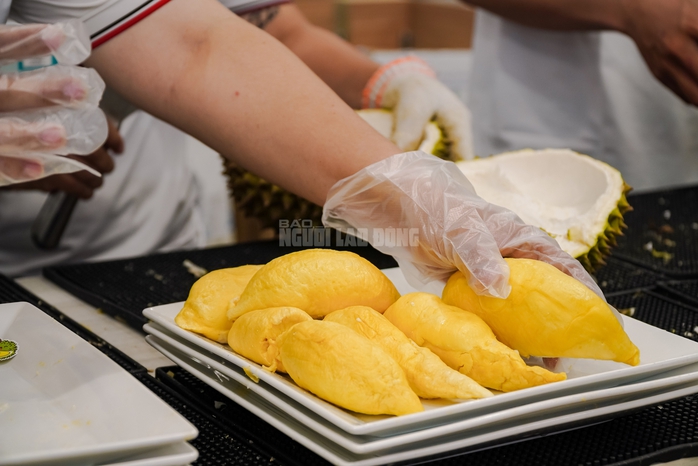 VIDEO: Người d&acirc;n TPHCM đổ x&ocirc; trải nghiệm buffet sầu ri&ecirc;ng cuối tuần - Ảnh 11.