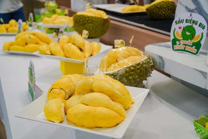 VIDEO: Người d&acirc;n TPHCM đổ x&ocirc; trải nghiệm buffet sầu ri&ecirc;ng cuối tuần - Ảnh 13.