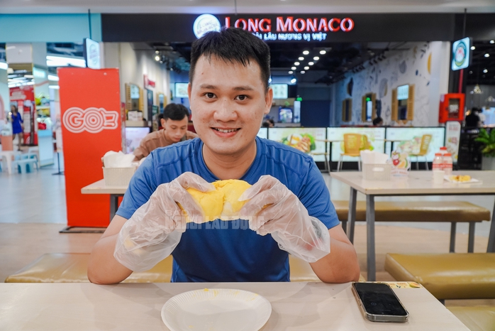 VIDEO: Người d&acirc;n TPHCM đổ x&ocirc; trải nghiệm buffet sầu ri&ecirc;ng cuối tuần - Ảnh 14.