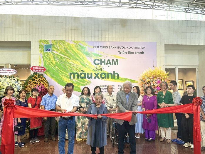 Gần 100 tác phẩm hội tụ tại triển lãm "Chạm tới màu xanh" ở TPHCM - Ảnh 1.