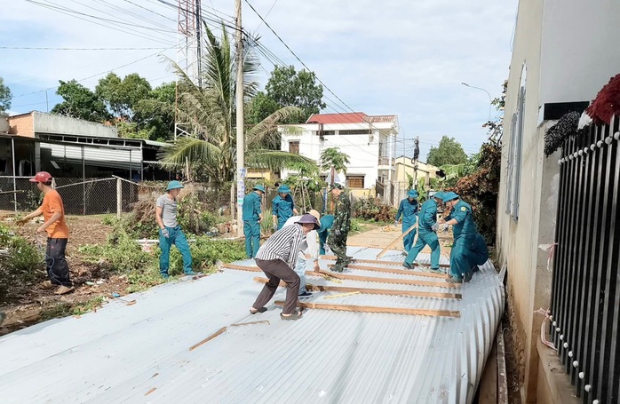 Mưa gi&ocirc;ng k&egrave;m lốc mạnh, nhiều nh&agrave; d&acirc;n ở Ch&acirc;u Đức hư hỏng - Ảnh 1.