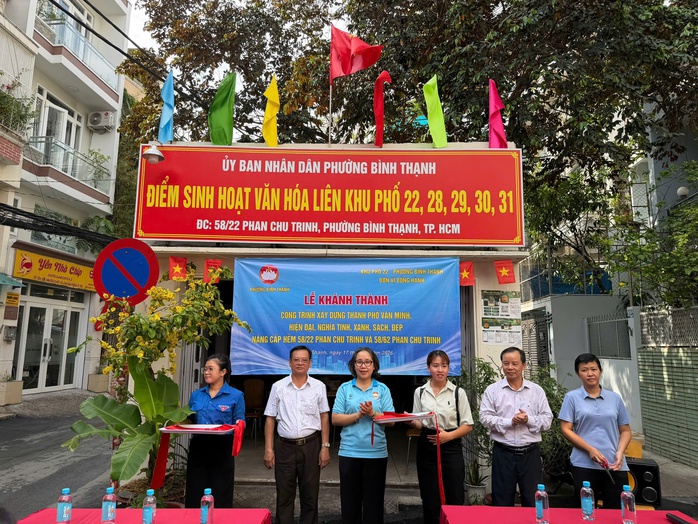 TPHCM: Hẻm cũ thay "&aacute;o mới", ch&agrave;o mừng 50 năm th&agrave;nh phố mang t&ecirc;n B&aacute;c - Ảnh 1.