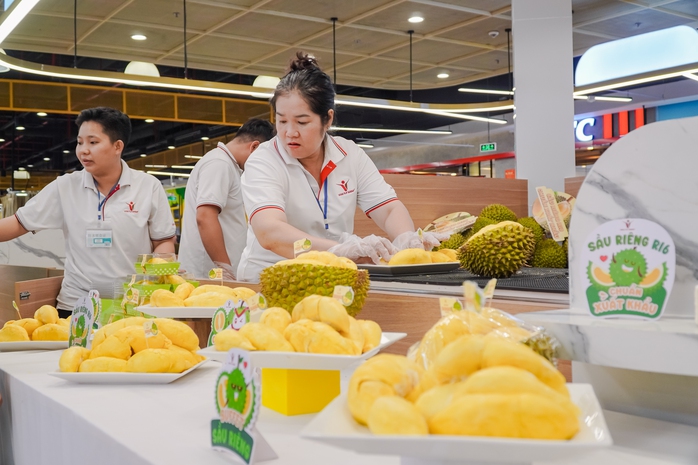 VIDEO: Người d&acirc;n TPHCM đổ x&ocirc; trải nghiệm buffet sầu ri&ecirc;ng cuối tuần - Ảnh 7.