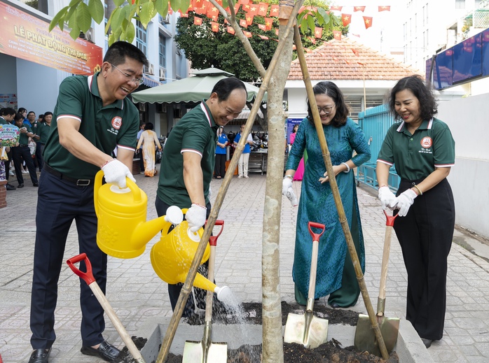 Dấu ấn từ cơ sở: Nhiều địa phương TPHCM thi đua l&agrave;m đẹp th&agrave;nh phố mang t&ecirc;n B&aacute;c - Ảnh 1.