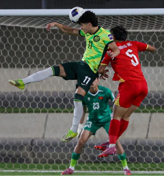U17 Việt Nam - U17 &Uacute;c 0-3: Thua để biết m&igrave;nh đang ở đ&acirc;u - Ảnh 2.