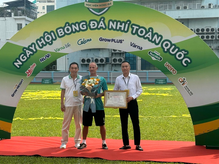 HLV Guillaume Graechen được vinh danh - Ảnh 3.