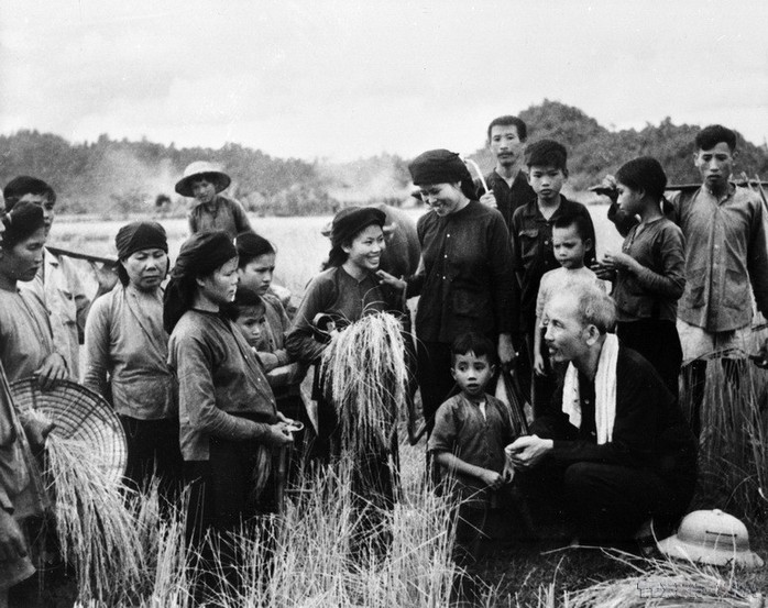 Ánh sáng Hồ Chí Minh soi đường cho chúng ta đi - Ảnh 1.