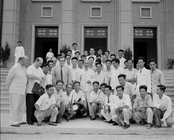 Ánh sáng Hồ Chí Minh soi đường cho chúng ta đi - Ảnh 2.
