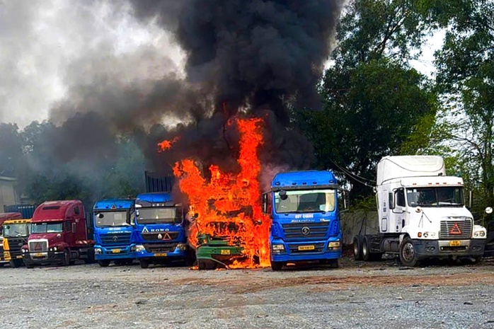 Hỏa hoạn TPHCM thiêu rụi 3 xe đầu kéo container tại phường Tân Đông Hiệp - Ảnh 1. Hỏa hoạn TPHCM thiêu rụi 3 xe đầu kéo container tại phường Tân Đông Hiệp - Ảnh 1.