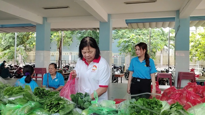 Người lao động h&agrave;o hứng khi được tặng rau sạch, phục vụ b&aacute;nh, c&agrave; ph&ecirc; miễn ph&iacute; - Ảnh 1.