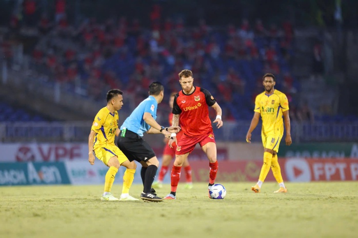 V&ograve;ng 23 V-League: CAHN đăng quang sớm, PVF-CAND trở lại ch&oacute;t bảng - Ảnh 3.