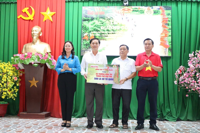 CLIP: Kh&aacute;nh th&agrave;nh "Đường cờ Tổ quốc" thứ 19 tại TP Cần Thơ - Ảnh 5.