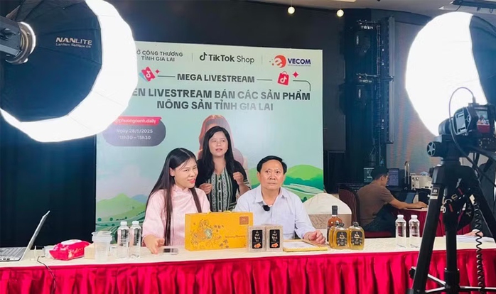 CHÍNH QUYỀN SỐ CHẠM VÀO LÒNG DÂN (*): Cán bộ hóa "chiến thần livestream" - Ảnh 1.