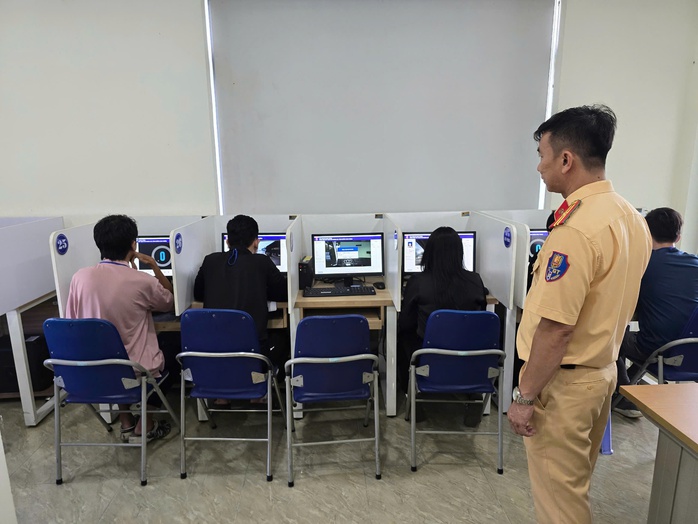 Bị trừ hết điểm giấy ph&eacute;p l&aacute;i xe: Thi lại kh&oacute; gấp đ&ocirc;i - Ảnh 1.