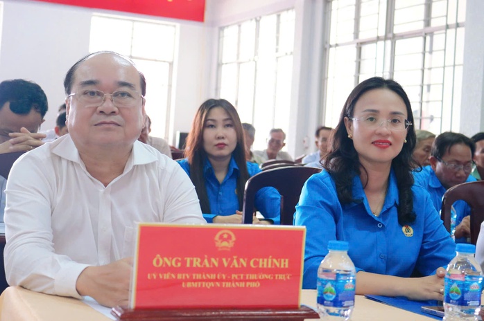 CLIP: Kh&aacute;nh th&agrave;nh "Đường cờ Tổ quốc" thứ 19 tại TP Cần Thơ - Ảnh 3.