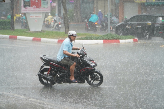 Thời tiết TPHCM: Mưa lớn kèm gió mạnh và sấm sét chiều nay - Ảnh 1. Thời tiết TPHCM: Mưa lớn kèm gió mạnh và sấm sét chiều nay - Ảnh 1.