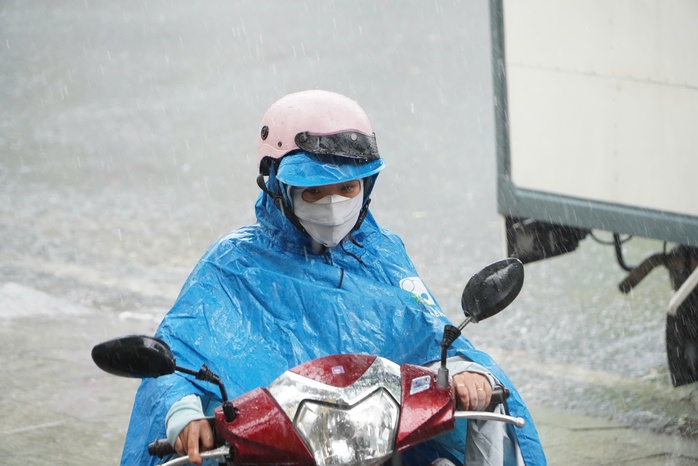 Thời tiết TPHCM: Mưa lớn kèm gió mạnh và sấm sét chiều nay - Ảnh 2. Thời tiết TPHCM: Mưa lớn kèm gió mạnh và sấm sét chiều nay - Ảnh 2.