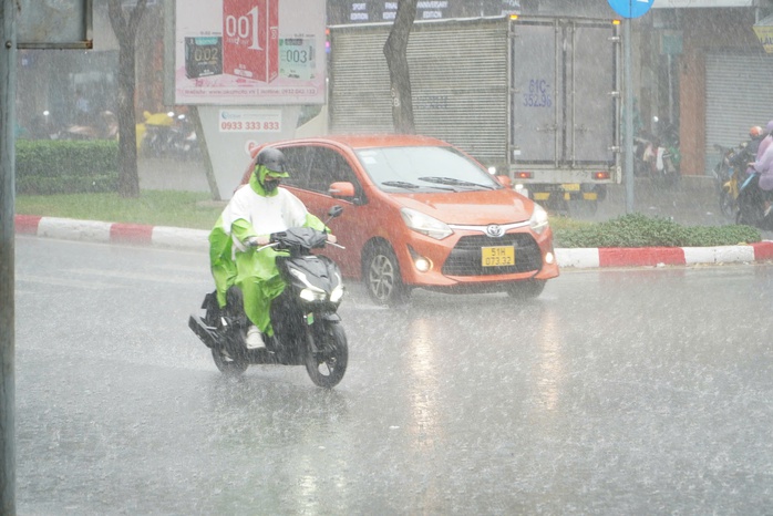 Thời tiết TPHCM: Mưa lớn kèm gió mạnh và sấm sét chiều nay - Ảnh 8. Thời tiết TPHCM: Mưa lớn kèm gió mạnh và sấm sét chiều nay - Ảnh 8.