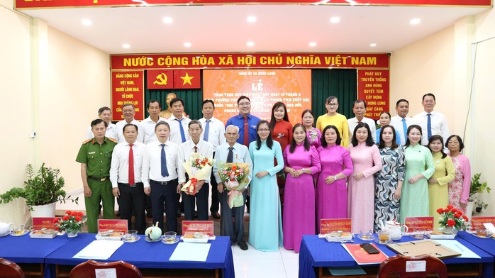 Hưng Long trao Huy hiệu Đảng v&agrave; tuy&ecirc;n dương nhiều tập thể, c&aacute; nh&acirc;n ti&ecirc;u biểu học tập v&agrave; l&agrave;m theo B&aacute;c - Ảnh 11.