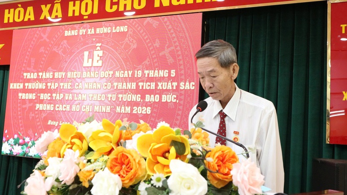 Hưng Long trao Huy hiệu Đảng v&agrave; tuy&ecirc;n dương nhiều tập thể, c&aacute; nh&acirc;n ti&ecirc;u biểu học B&aacute;c - Ảnh 6.