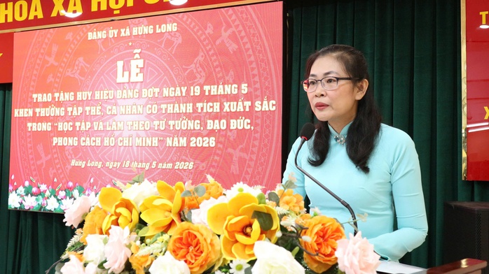 Hưng Long trao Huy hiệu Đảng v&agrave; tuy&ecirc;n dương nhiều tập thể, c&aacute; nh&acirc;n ti&ecirc;u biểu học B&aacute;c - Ảnh 5.