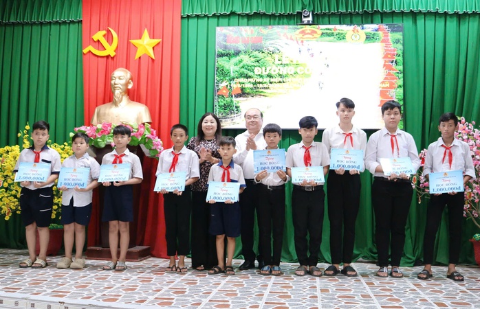 CLIP: Kh&aacute;nh th&agrave;nh "Đường cờ Tổ quốc" thứ 19 tại TP Cần Thơ - Ảnh 12.