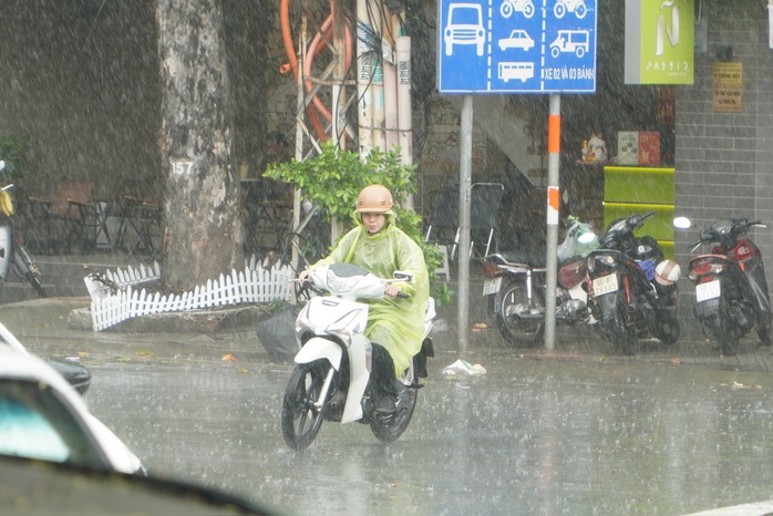 Thời tiết TPHCM: Mưa lớn kèm gió mạnh và sấm sét chiều nay - Ảnh 6. Thời tiết TPHCM: Mưa lớn kèm gió mạnh và sấm sét chiều nay - Ảnh 6.