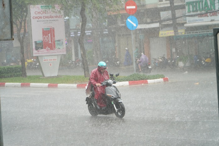 Thời tiết TPHCM: Mưa lớn kèm gió mạnh và sấm sét chiều nay - Ảnh 5. Thời tiết TPHCM: Mưa lớn kèm gió mạnh và sấm sét chiều nay - Ảnh 5.